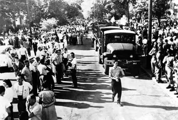 TammiMinoski's tweet photo. #OTD 1957: Arkansas National Guard troops and a large crowd outside of Little Rock's #CentralHigh School the day after Governor Orval Faubus denied entry to nine African-American students. https://t.co/KVyAl02HTK #CivilRights https://t.co/y7Hz8KSPrV
