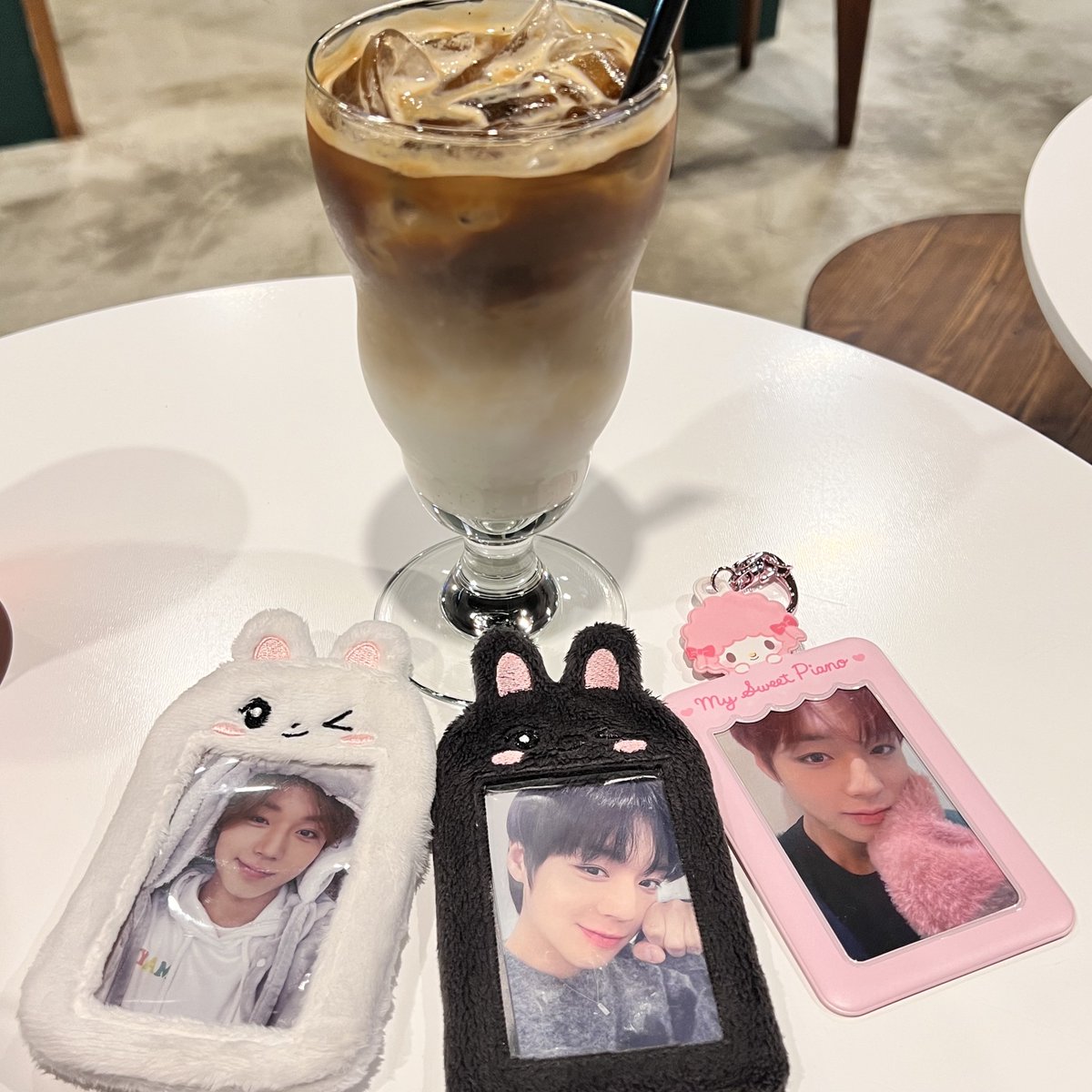 삼겹살파티에 늦게가서 인증샷 못찍은 달달(˃̣̣̣̣︿˂̣̣̣̣ )
대신 카페에서 찌금><
온도 음료도 맛있어 보여서 슬쩍 찍어봄 히히