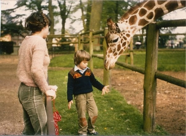 איך טסתי לצרפת לבד בגיל שש ואיך הכל השתבש

אבא שלי עלה לארץ ב1968 מפריז אחרי שהחליט שמרד הסטודנטים זה לא ממש בשבילו אבל קטיף בננות בקיבוץ בגרייטר-איזראל של אחרי מלחמת ששת הימים דווקא כן (לך תדע למה...) הוא ואמא שלי התחתנו ממש כמה שבועות לפני מלחמת יום כיפור ואני נולדתי 3 שנים