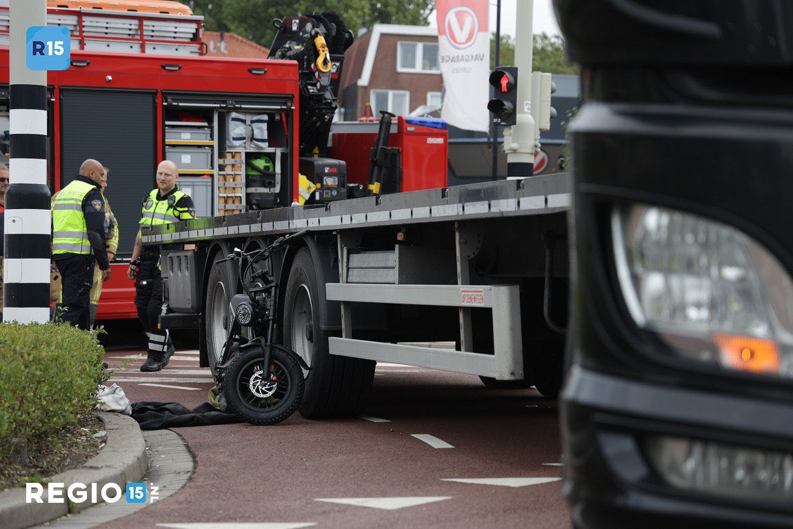 Nunca circules en paralelo a vehículos de gran tonelaje, especialmente si van con remolque.  Ni aunque un carril bici te anime a hacerlo.
