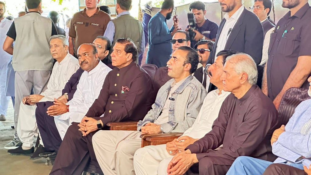 بلاول بھٹو زرداری کا پنجاب میں سیلاب متاثرہ علاقوں کا دورہ.

پاکستان پیپلز پارٹی کے چیئرمین بلاول بھٹو زرداری پنجاب کے سیلاب متاثرہ عوام کے ساتھ یکجہتی کے اظہار کے لیے .
پنجاب پہنچ گئے ہیں.
#PPPReliefEfforts #PPPwithFloodVictims