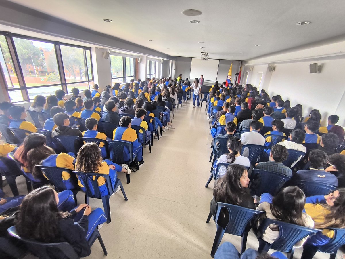 AidaAvellaE's tweet image. La historia de Colombia debe ser contada, conocida y estudiada por toda la sociedad, pero en especial por nuestra juventud en los colegios de secundaria. 
La @UP_Colombia es parte de esa historia. 
Gracias por la invitación.