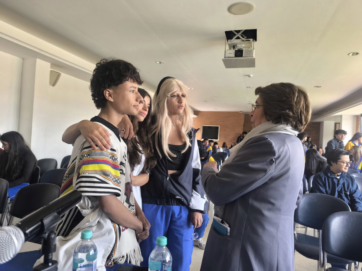 AidaAvellaE's tweet image. La historia de Colombia debe ser contada, conocida y estudiada por toda la sociedad, pero en especial por nuestra juventud en los colegios de secundaria. 
La @UP_Colombia es parte de esa historia. 
Gracias por la invitación.