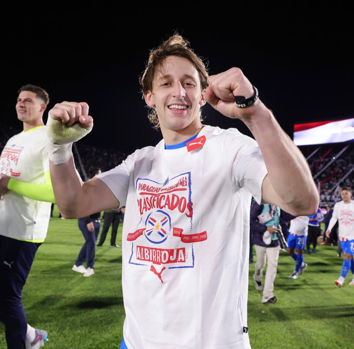 Con la clasificación de Paraguay ayer, los jugadores Roberto Fernández, Damián Bobadilla y Matías Galarza podrían hacer historia en la Copa del Mundo 2026 como pioneros [siempre y cuando sean convocados] al formar parte de un mismo grupo con familiares que también participaron en