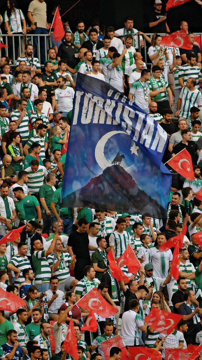 Bu zulmü anlatamaz ne dil, ne lisan.
Kanayan bir yaradır, Doğu Türkistan.