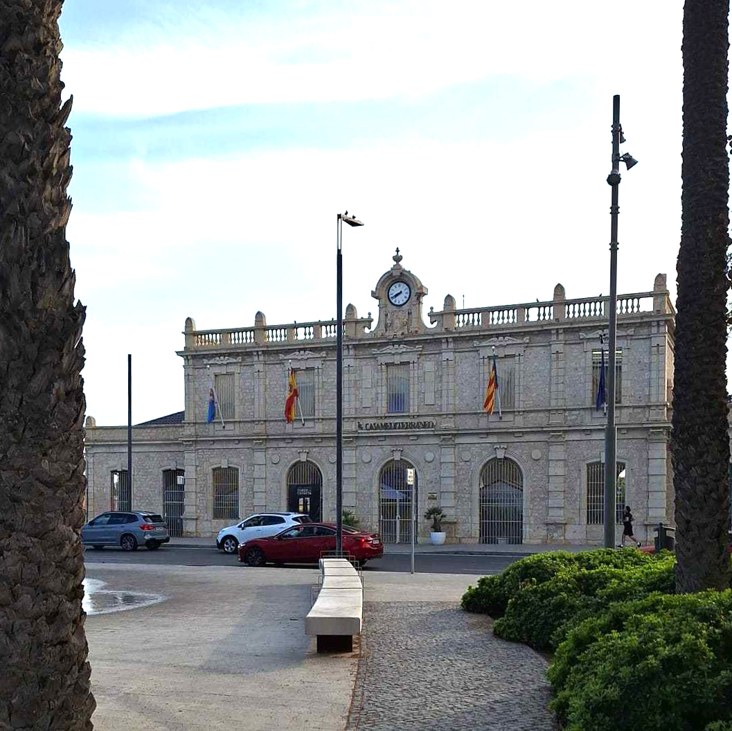 Viernes 6 de junio.
¡Hoy toca la charla de Kenizé en Casa Mediterráneo <a href="/csmediterraneo/">Casa Mediterráneo</a> en Alicante!
Nos hace mucha ilusión: sin su colaboración (incluido el billete de Kenizé de Estambul y vuelta) no habría gira. Y además, es un lugar hermosísimo, antigua estación de trenes.