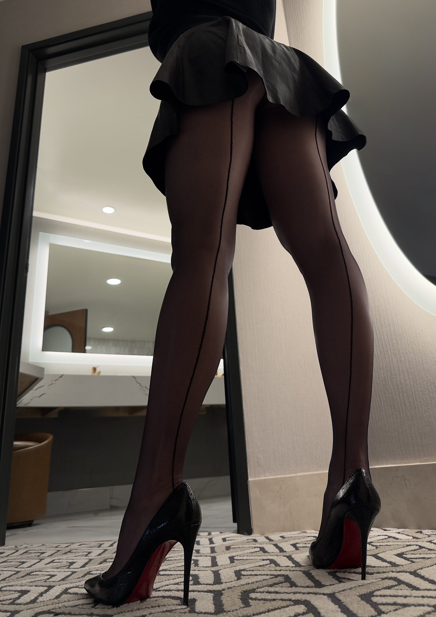 where did your eyes go first, perv? https://t.co/XeVyeJfr6A
