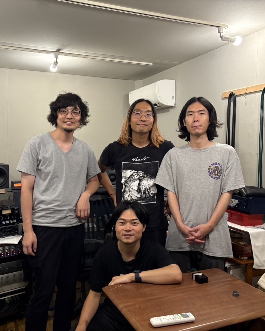 Look at momentとのスプリットから5年ぶりとなる新作を録音しました！
we just finished tracking new material. more soon!