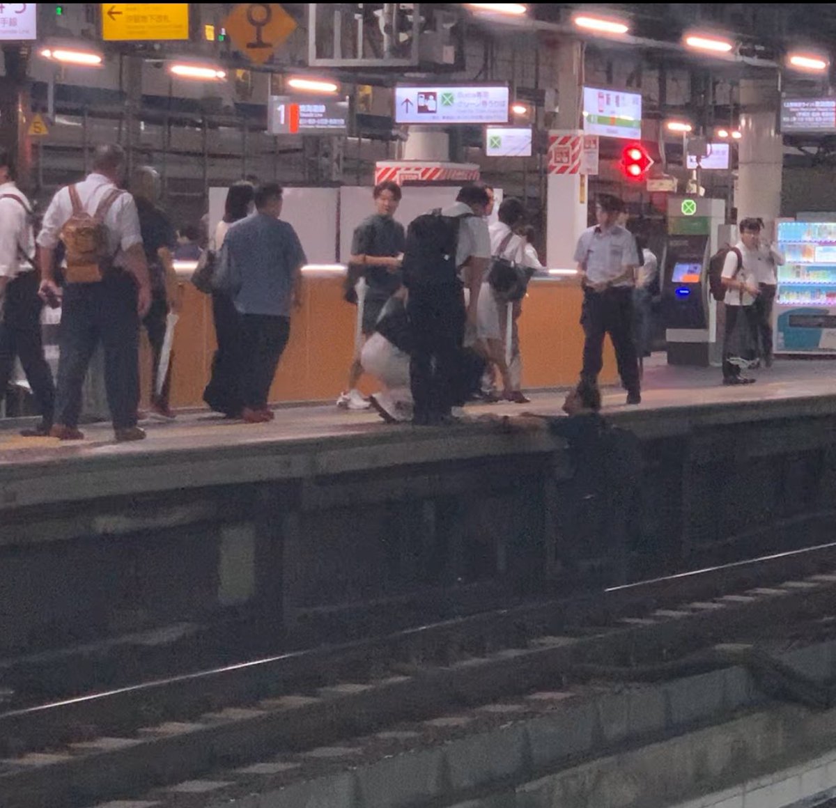LOVEfugutakePC's tweet image. 人が落ちて電車止まってた。。。