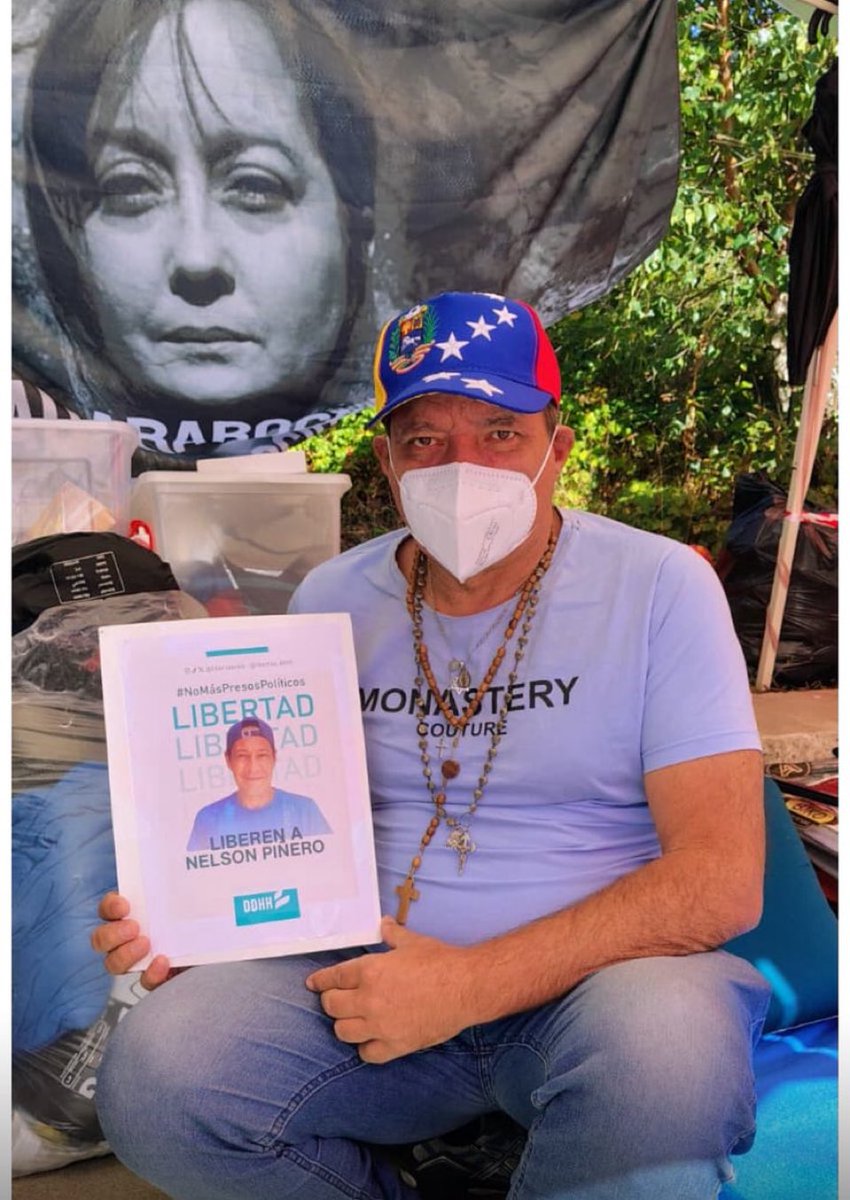 Sigue la huelga de hambre frente a la CPI exigiendo acción inmediata ante lo que ocurre en #Venezuela. Ya son 4 los huelguistas.

En la imagen: Nelson Piñero, secuestrado y condenado a 15 años por expresarse en redes sociales.