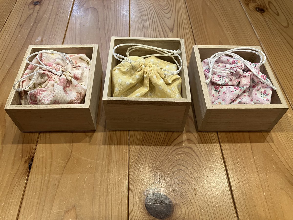 昨年に続き鳥取県子ども将棋合宿に当クラブから棋具を提供するため,準備をしました😤
駒袋に入れずに保管していた駒があったので,小学生プロe棋士のko_taプロ<a href="/Ta0526Ko/">ko_ta</a> の母上様からいただいた駒袋を発動😆
こ,これは…可愛すぎ😍💕
しかも作りが秀逸で,駒袋非対応の駒箱にも収まる🤩
心より感謝です🙇🏻‍♂️