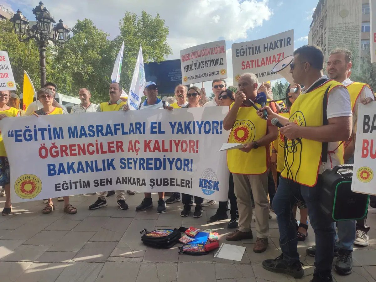 Eğitim Sen MEB önünden açıkladı: Ailelerin sırtına her ay 15 bin lira bandında bir yük binecek
cumhuriyet.com.tr/egitim/egitim-…