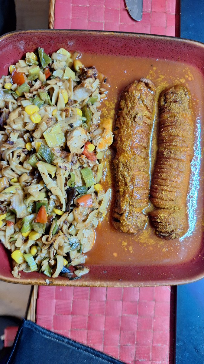 StealandMagic's tweet photo. Mahlzeit und einen schönen Start ins Wochenende gewünscht. Bei mir gab es heute Bami Goreng mit Currywurst. https://t.co/JQFWuv1Qg3