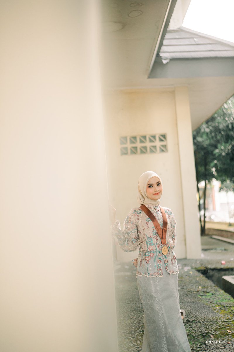 thelensicle's tweet photo. Saat yang lain milih foto pagi di kampus 2, ka nurul milih di kampus 1.

Kilas balik dari sesi wisuda Nurul di UIN SGD.

Time: 06.00-07.00
Spot: Around Kampus 1 UIN SGD

Archive Lensicle, 2025.

tag fotografer wisuda bandung jakarta jabodetabek fg wisuda uin graduation https://t.co/wcWl6LVWjp