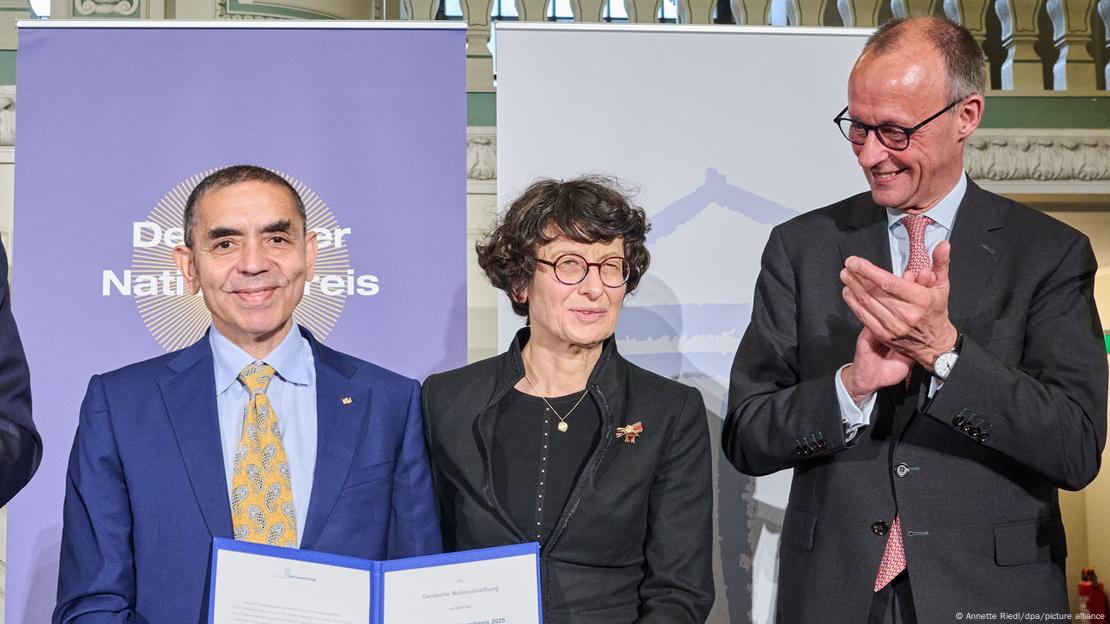 BioNTech'ten kanser tedavisinde umut veren ilaç:

Yeni ilaç, ileri evre meme kanseri hastalarında hastalığın ilerlemesini yavaşlattı

Özlem Türeci, gelişmeyi bir dönüm noktası olarak değerlendirdi

dwturkce.com/tr/biontechten…