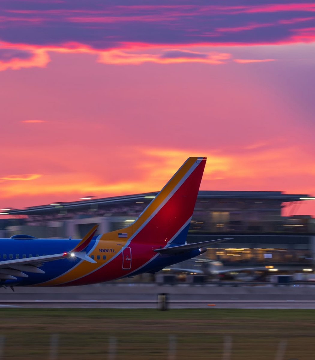 AustinAirport's tweet image. Absolutely STUNNIN’, darling. ✨✈️

📸 abia.spotter on IG
#flyaustin #planespotter #airport #sunset