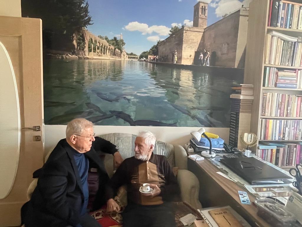 Urfa’nın hafızası, Ustam, ağabeyim Naci İpek’i kaybettik. 
Allah’ın rahmeti üzerine olsun, üzüntümüz sonsuz. 

Son fotografımız 2022 sonuna aitti. 

“Başka Urfa yok” derdi, başka Naci İpek de yok.