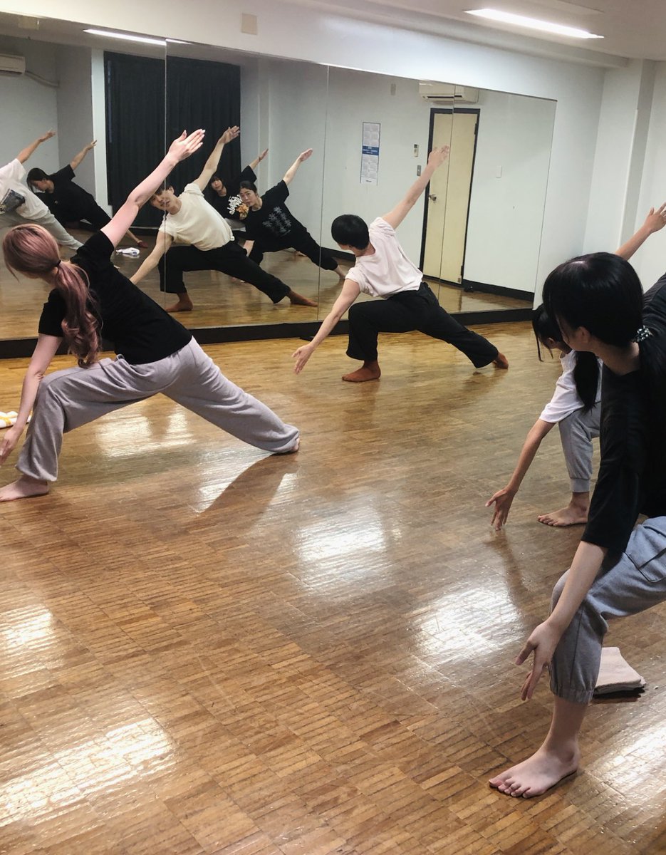 _funtrue's tweet photo. レッスン中のストレッチ、体幹も鍛えながらキープ!足裏で床を踏み続けながら重心を下に。ストレッチ、筋トレは身体を鍛えていくためにもとても大切です。レッスン風景はHPブログにて更新しています⭐️
#dance #FUNTRUE #dancestudio #ダンススタジオ #埼玉 #越谷 #三郷 #dancer #ダンス教室 #レッスン https://t.co/9pCpUIK1aD