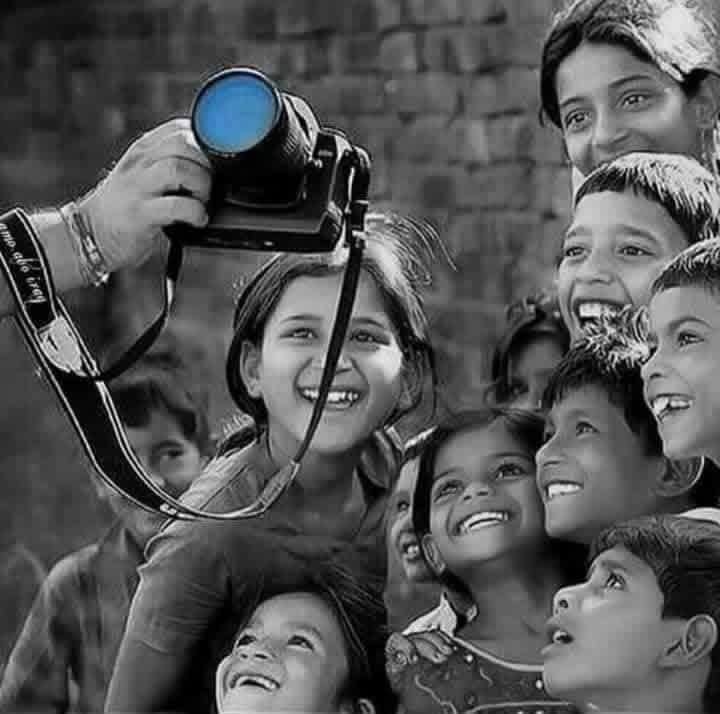 زندگی کا اصل مقصد کائنات کا اصل شعور  حاصل کر کے بے سہارا انسانوں کی زندگی میں حوصلہ پیدا کرنا اور مرجھائے ہوئے چہروں پر مسکراہٹ لانا ہے۔۔😇