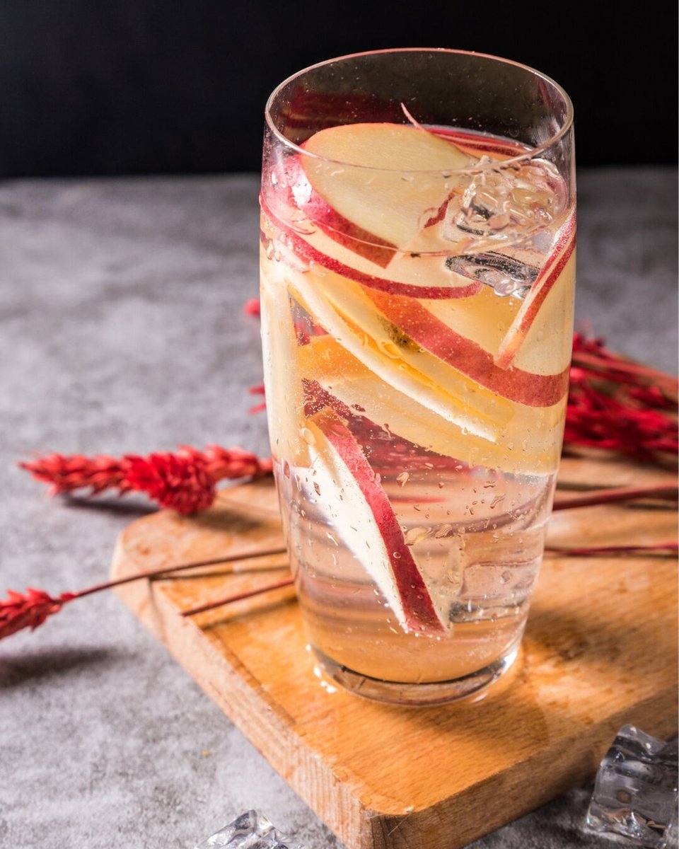 HealthAidltd's tweet image. An apple a day keeps dehydration away 😄🍎 Add some flavour to your water with apples to up your hydration game! 
#Apples #HydrationHack #AppleWater #InfusedWater #HealthTips #NutritionHacks #DrinkMoreWater #HealthAid