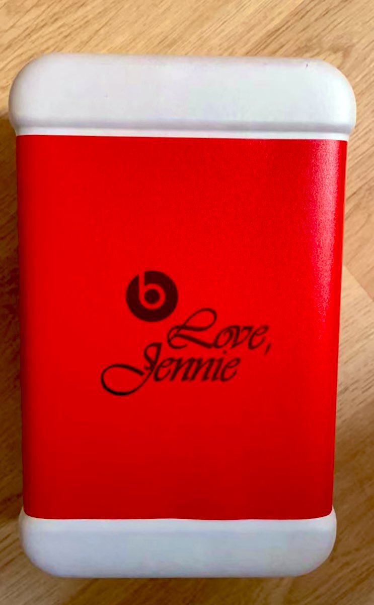 Nanning Gift Preparation 🎁
Getting the special edition Jennie Beats Solo  for Freen as the gift of Nanning FM🎧♥️
Thank you my friend in Seoul for queuing it for me this morning🇰🇷 
Can’t wait to see my Thai Jennie 🙂‍↔️💝
#srchafreen‌ 
#FreenFanmeetingInNanning