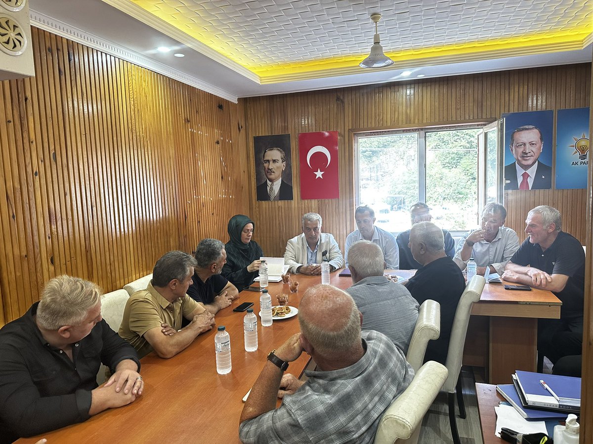 AK Parti Çamlıhemşin İlçe Başkanı Adem Serin ve kıymetli teşkilatımızla bir araya gelerek ilçemizin genel durumu ve gündeme ilişkin gelişmeler üzerine istişarelerde bulunduk.

Cumhurbaşkanımız Sn. Recep Tayyip Erdoğan’ın liderliğinde kararlıyız; Türkiye Yüzyılı hedeflerimiz