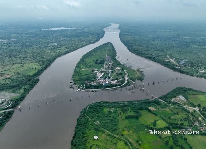 यह गंगा जमुना सरस्वती नहीं सोम,माही,जाखम नदियों का संगम है
प्रयाग नहीं वेणश्वर को पूजता है भील समाज, यहाँ होता है 3 नदियों का संगम,आदिवासीयो में गंगा से कहीं अधिक महात्म्य है माही नदी का,इस संगम पर माही में आदिवासी अपने पुरखों के फूल(अस्थि अवशेष)विसर्जित करते हैं...