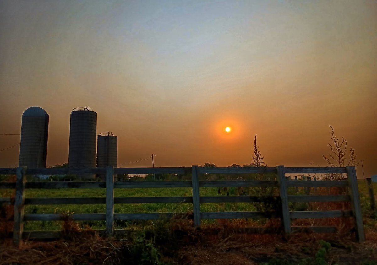 Sunrise over the farms along the Indiana-Illinois border near Libertyville ... It's Friday, Hauteans. #fridaymood #sunrise #sunrisephotography