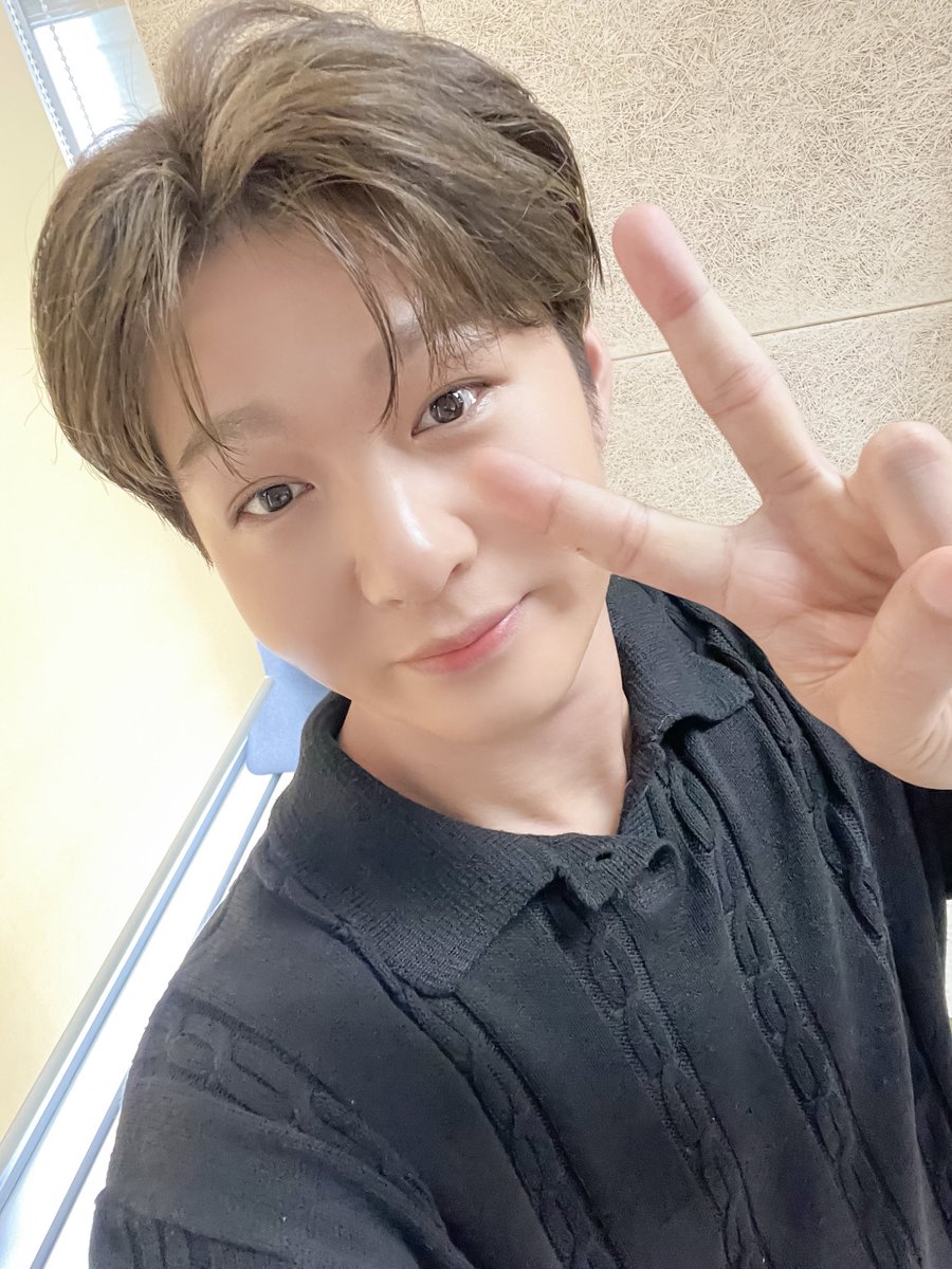 [📸] ✨250905 ENA #살롱드돌 ✨

찐친들과 함께여서 더욱 편안하고
유쾌했던 오늘의 토크 타임👄

9월의 첫 금요일 밤도 살롱드돌과 함께💙
즐거운 주말 보내세요〰️ ʢ˶ᵒ ᵕ ˂˶ʡᶻ

#이창섭 #LEECHANGSUB 
#살롱드돌_너참말많다 #SalondeIdol