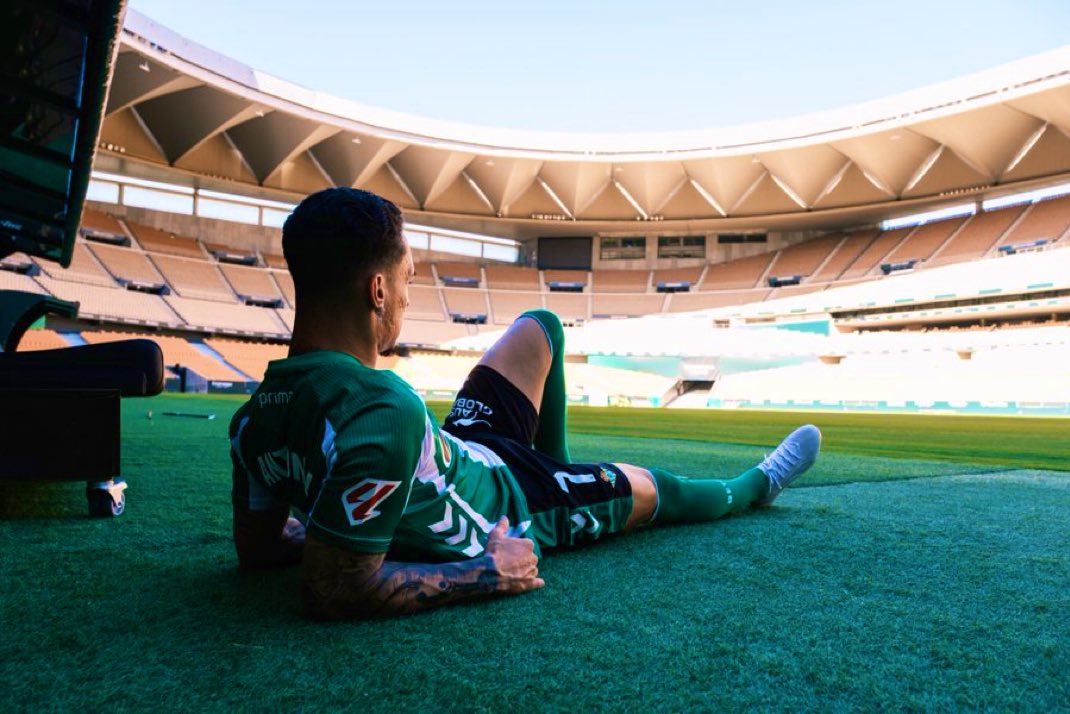 Los béticos esperando a que juegue nuestro 
<a href="/RealBetis/">Real Betis Balompié 🌴💚</a> 💚