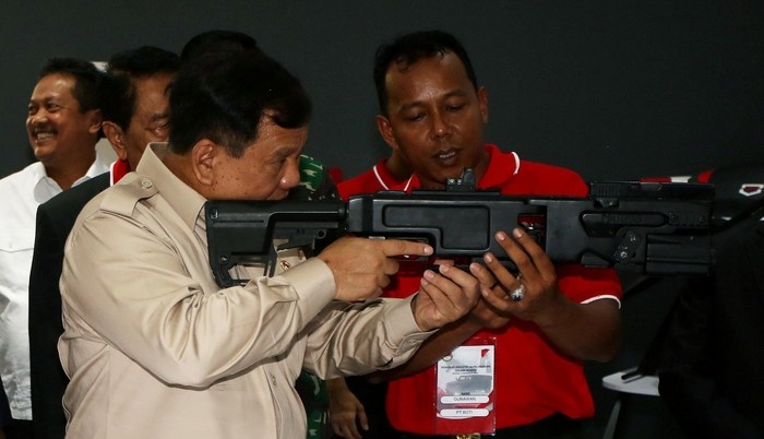 Tarik ulur kepentingan antara Hambalang vs Oslo semakin kentara, tatkala beredar kabar penetapan Nadiem Makarim sebagai tersangka dalam kasus korupsi pengadaan laptop Chromebook.

Ditambah lagi statement dari Menhan Syafrie Syamsudin yang mengambang, mengindikasikan bahwa masih