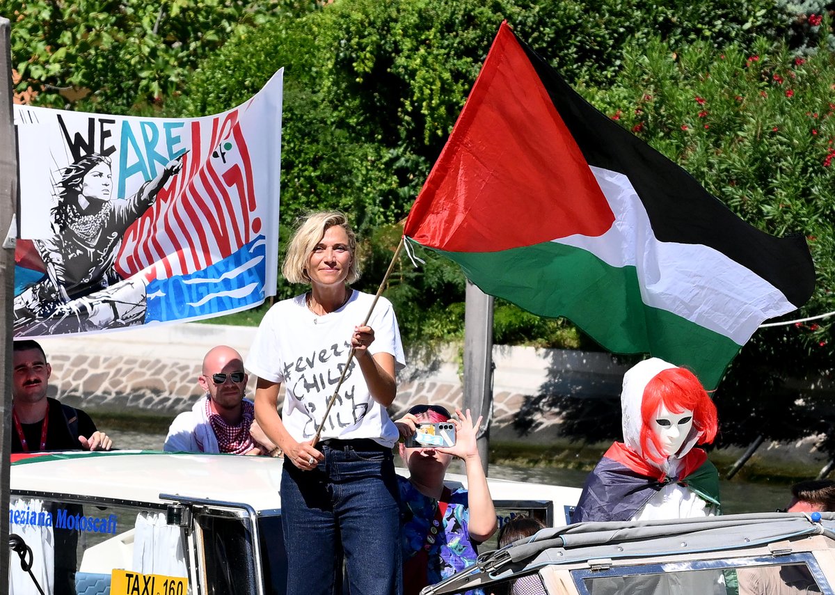 Solidarietà ad <a href="/anna_foglietta/">anna foglietta</a> e alla street artist #Laika, fermate ieri dai carabinieri al Lido di Venezia mentre presentavano un'opera d'arte a sostegno della #GlobalSumudFlotilla, la più grande missione civile marittima in viaggio verso #Gaza. La voce della pace e della