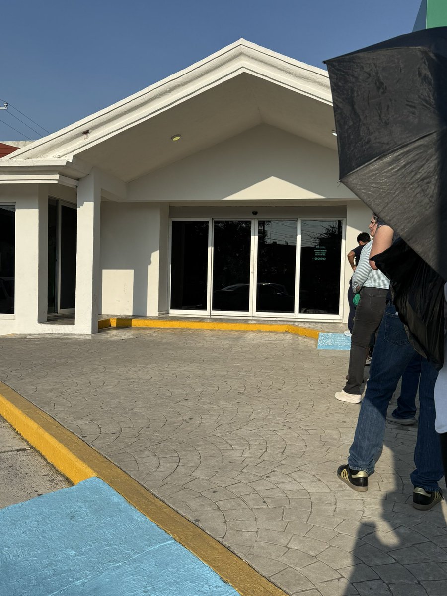 vickishii's tweet photo. @CFE_Contigo 8:13 am y el centro de atención a clientes en CFE GUADALUPE en Nicolás Bravo, centro, sigue cerrado!

No abren a las 8:00 am ?? https://t.co/a4SbJv4RKE
