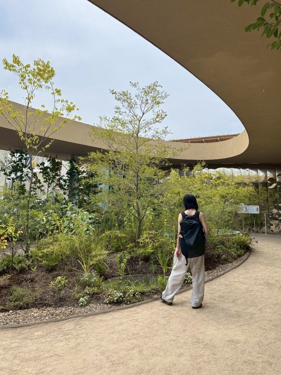 n_o_u__'s tweet image. 万博のWomen’s Pavilionは政府とカルティエの共同出展。予約無しで入れる!館内では3人の女性の人生を体験する扉が用意されていて、どれに進むかはランダム。私は吉本ばななさんの物語だった。演出の没入感もあり、パビリオン内の言葉はどれも素敵だった‥