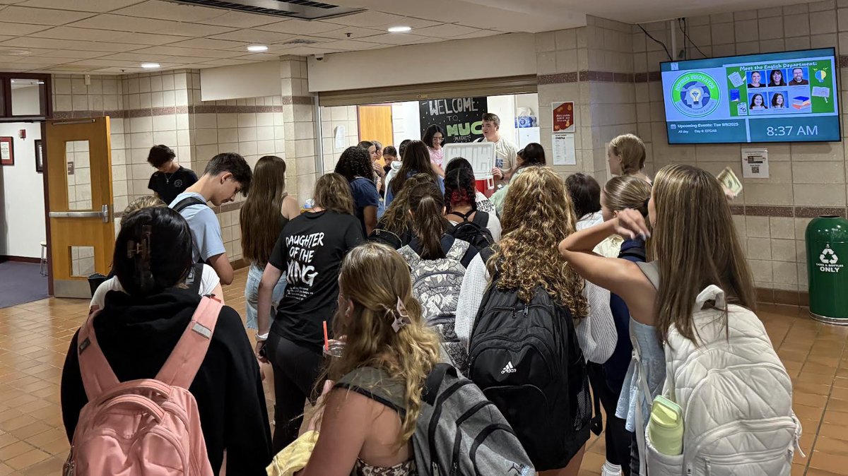 NipmucRegional's tweet image. Today was the first cookie Friday for this school year.  Thank you to our DECA program along with our functional programming classroom for filling the hallways with the smell of cookies this morning and keeping this tradition going for the students.  #nipmucpride