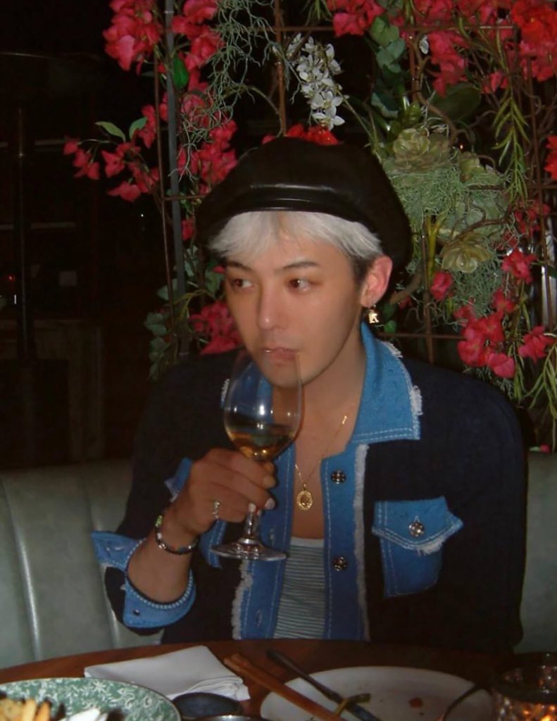 Jiyong is so beautiful but can palomi share her camera settings because this is just insane ????