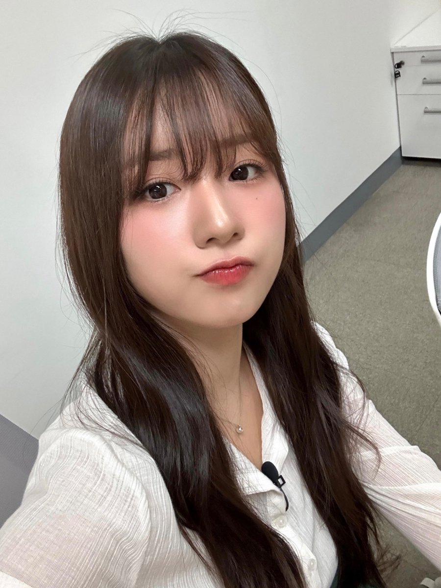 [📸]

2025.09.05
ENA <살롱드돌 : 너 참 말 많다>

(판다들 제발 이 사진 봐쥬...🥹)
저 진짜 다급한 사람 같죠

🐼 아니에여 어느 정도 느끼고 있었어요
오늘 사진 아직 보진 않았지만
예쁜 건 원래 알고 있었고

#에이핑크 #Apink
#박초롱 #초롱 #ChoRong 
#윤보미 #보미 #BoMi