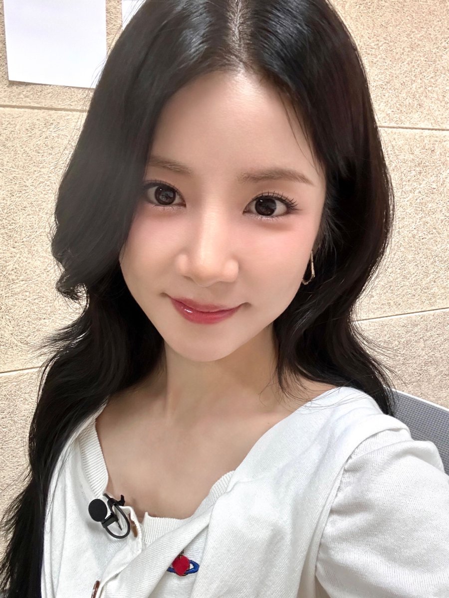 Apink_2011's tweet photo. [📸]

2025.09.05
ENA <살롱드돌 : 너 참 말 많다>

(판다들 제발 이 사진 봐쥬...🥹)
저 진짜 다급한 사람 같죠

🐼 아니에여 어느 정도 느끼고 있었어요
오늘 사진 아직 보진 않았지만
예쁜 건 원래 알고 있었고

#에이핑크 #Apink
#박초롱 #초롱 #ChoRong 
#윤보미 #보미 #BoMi https://t.co/Tb2c3qm7Ny