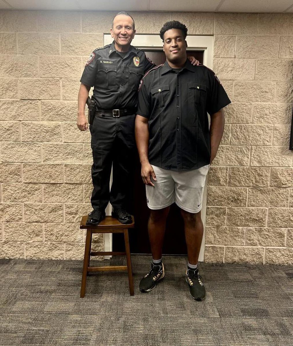 Raindropsmedia1's tweet photo. A 7’3” man is reportedly joining the Texas Police Department. 😳 https://t.co/LbCh5KKokr