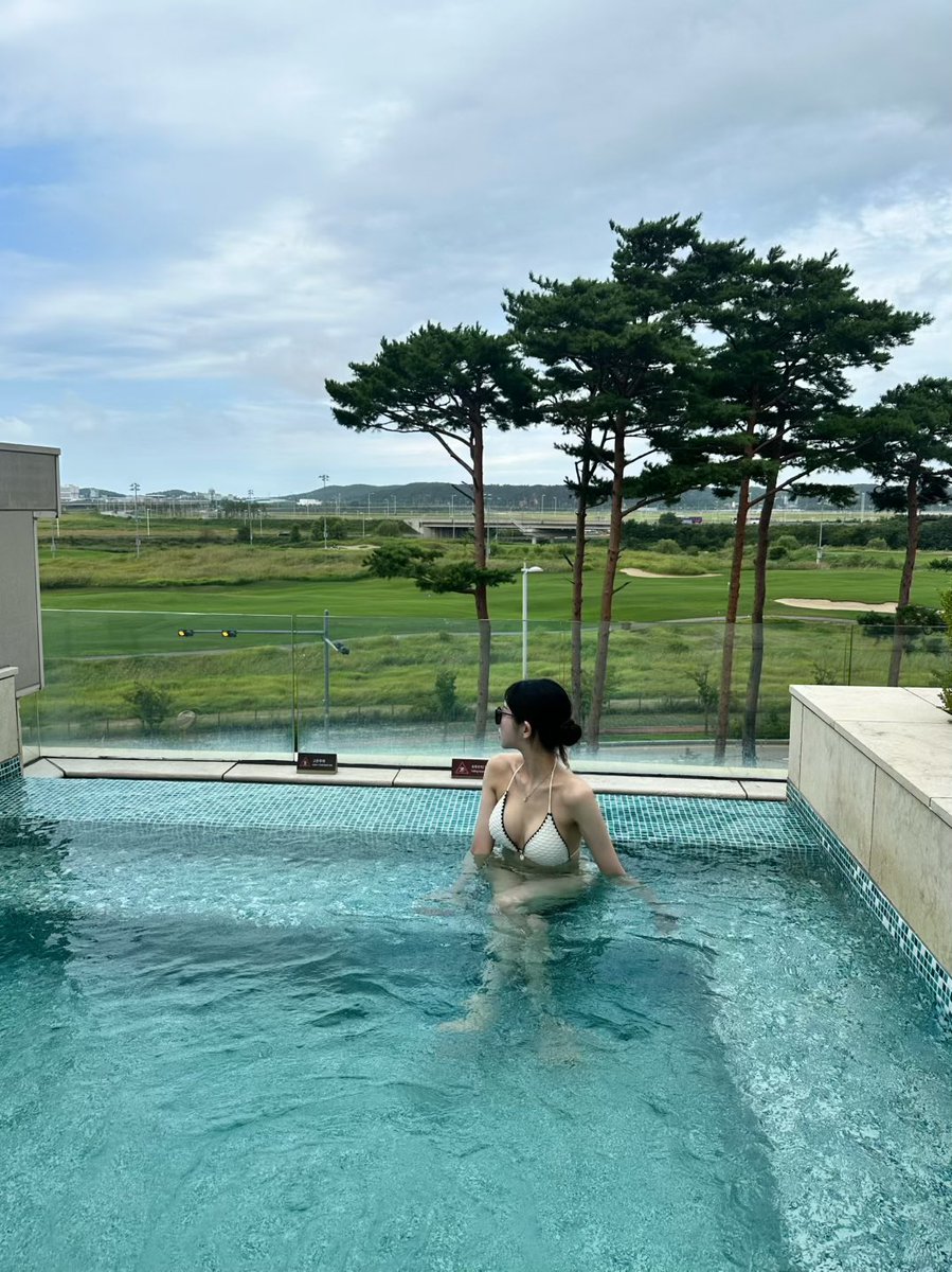 m_u_83586's tweet image. 今年初水着着れた🩷