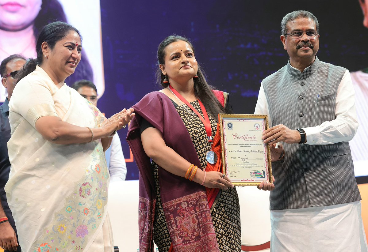 आज दिल्ली के त्यागराज स्टेडियम में ‘शिक्षक दिवस’ के पावन अवसर पर आयोजित ‘शिक्षक महाकुंभ 2025’ में माननीया मुख्यमंत्री श्रीमती <a href="/gupta_rekha/">Rekha Gupta</a> जी, दिल्ली सरकार के माननीय शिक्षा मंत्री श्री <a href="/ashishsood_bjp/">Ashish Sood</a> जी तथा अन्य सम्मानित गणमान्यों के साथ सम्मिलित होने का सौभाग्य प्राप्त हुआ। इस