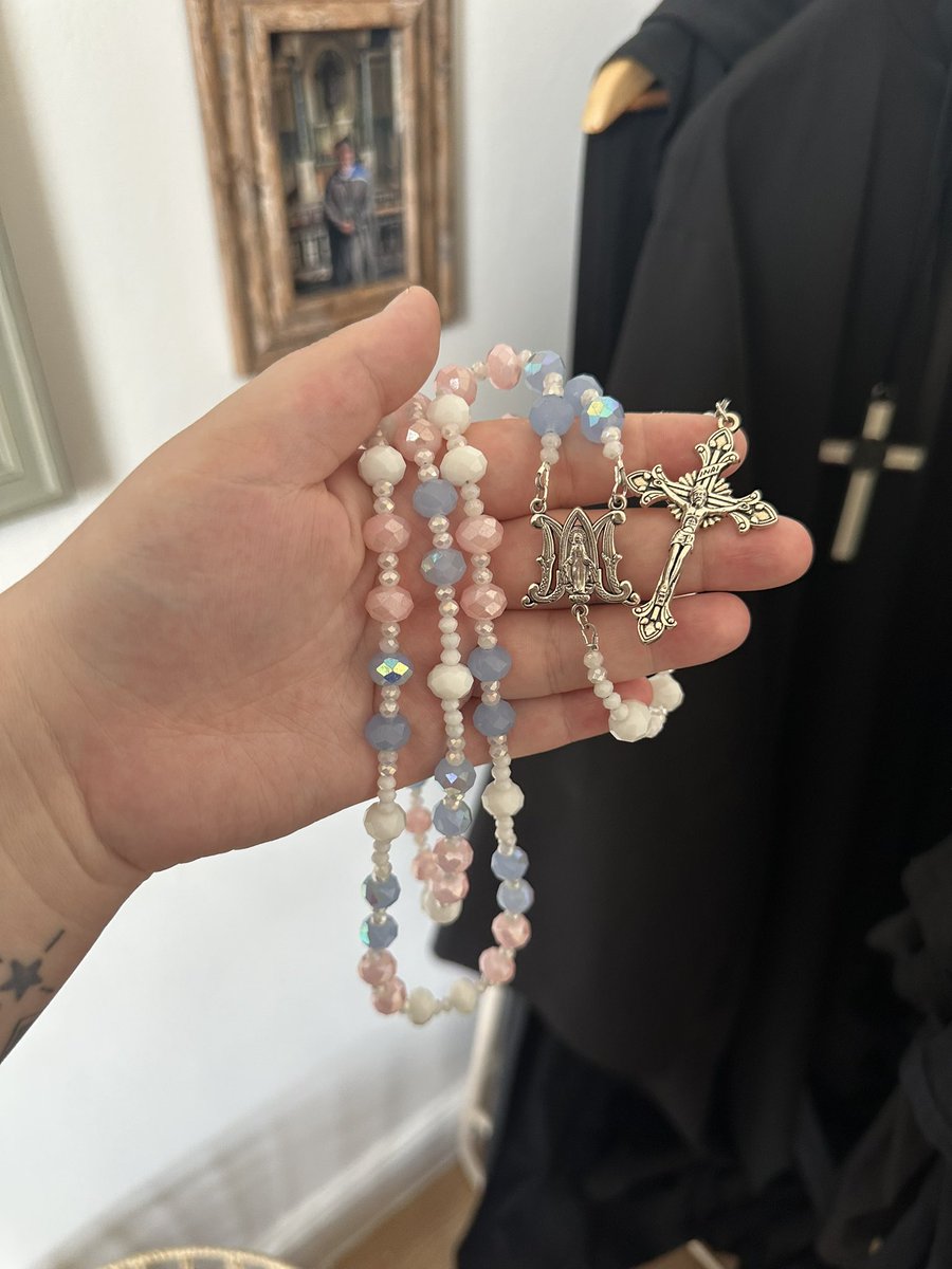 The most beautiful handmade rosary in the perfect colours. Thank you, <a href="/callxliv/">liv antonia</a> 🫶🏼