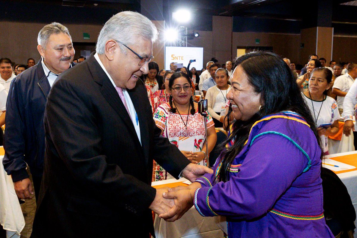 En el #DíaInternacionalDeLaMujerIndígena, el Srio. Gral del #SNTE, Alfonso Cepeda Salas, reconoce la labor de las maestras en las comunidades y pueblos originarios, para hacer realidad el derecho a la educación pública en cada rincón de país  🇲🇽