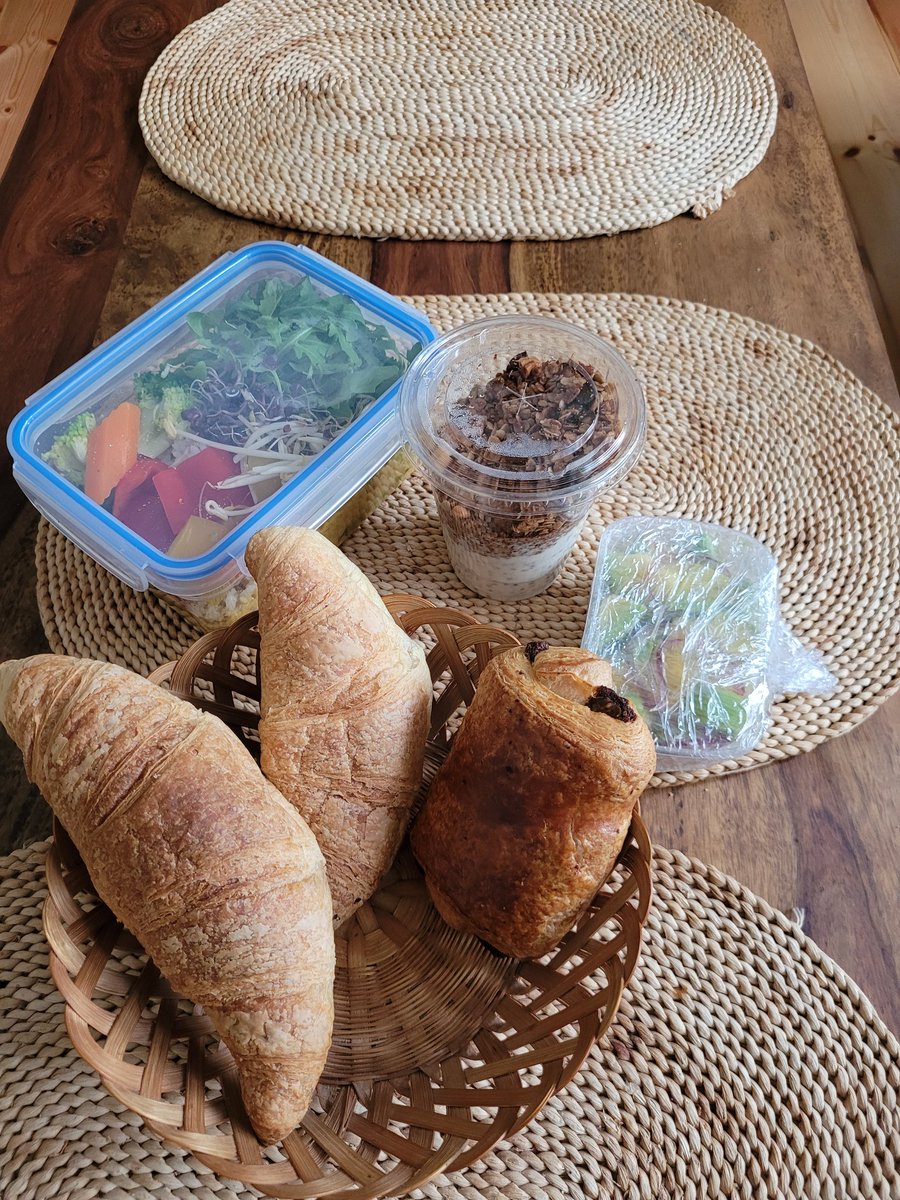 MusirikeUSRUSCO's tweet photo. To good to go, immer wieder interessant. In unserer Ecke gibt es ein kleines neues Café, sehr nett, super freundlich, junge Inhaberin und einfach nur toll gegen Lebensmittelverschwendung.
*Bowl, Granolapudding, Mangosalat und Gebäck.
#Togoodtogo
#Lebensmittelrettung https://t.co/qkQSbQiZ7q
