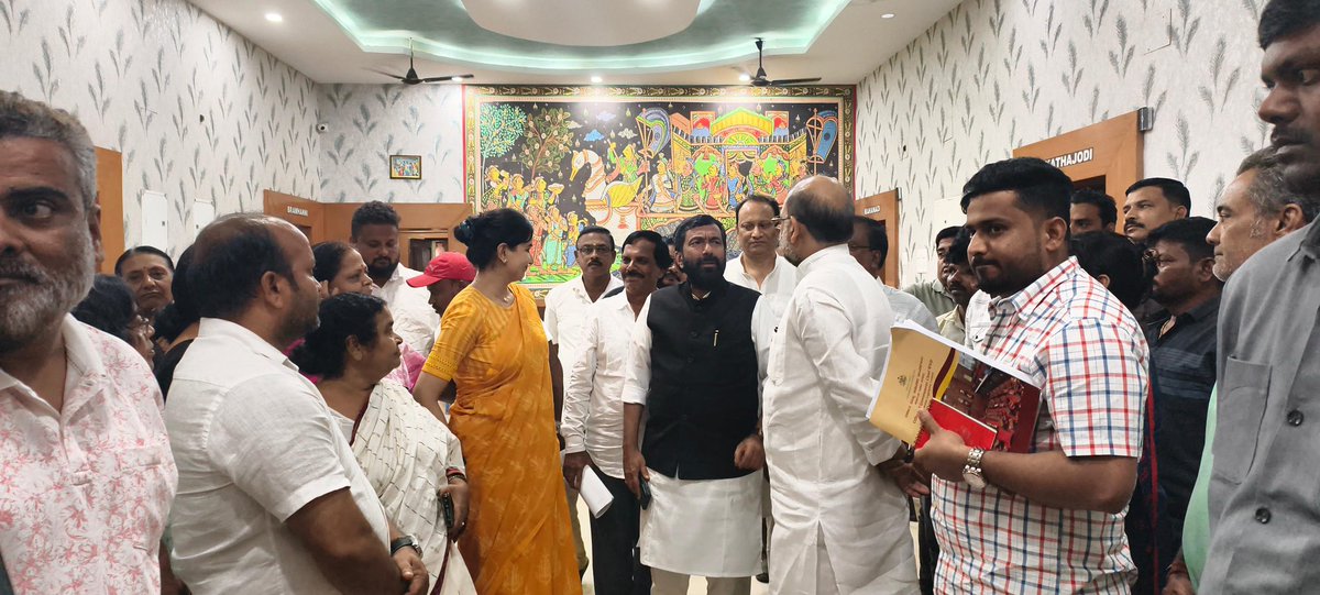 sofiafirdous1's tweet photo. As part of the Sangathan Srijan Abhiyan at Cuttack Circuit House, senior Congress leader, Karnataka Government’s Chief Whip and AICC Observer Shri Saleem Ahmed ji was welcomed.

He interacted with party leaders and workers, encouraging them with his words and guiding the process for the selection of the new Cuttack District Congress President.

#SangathanSrijanAbhiyan #Cuttack #IndianNationalCongress #Sofiafirdous