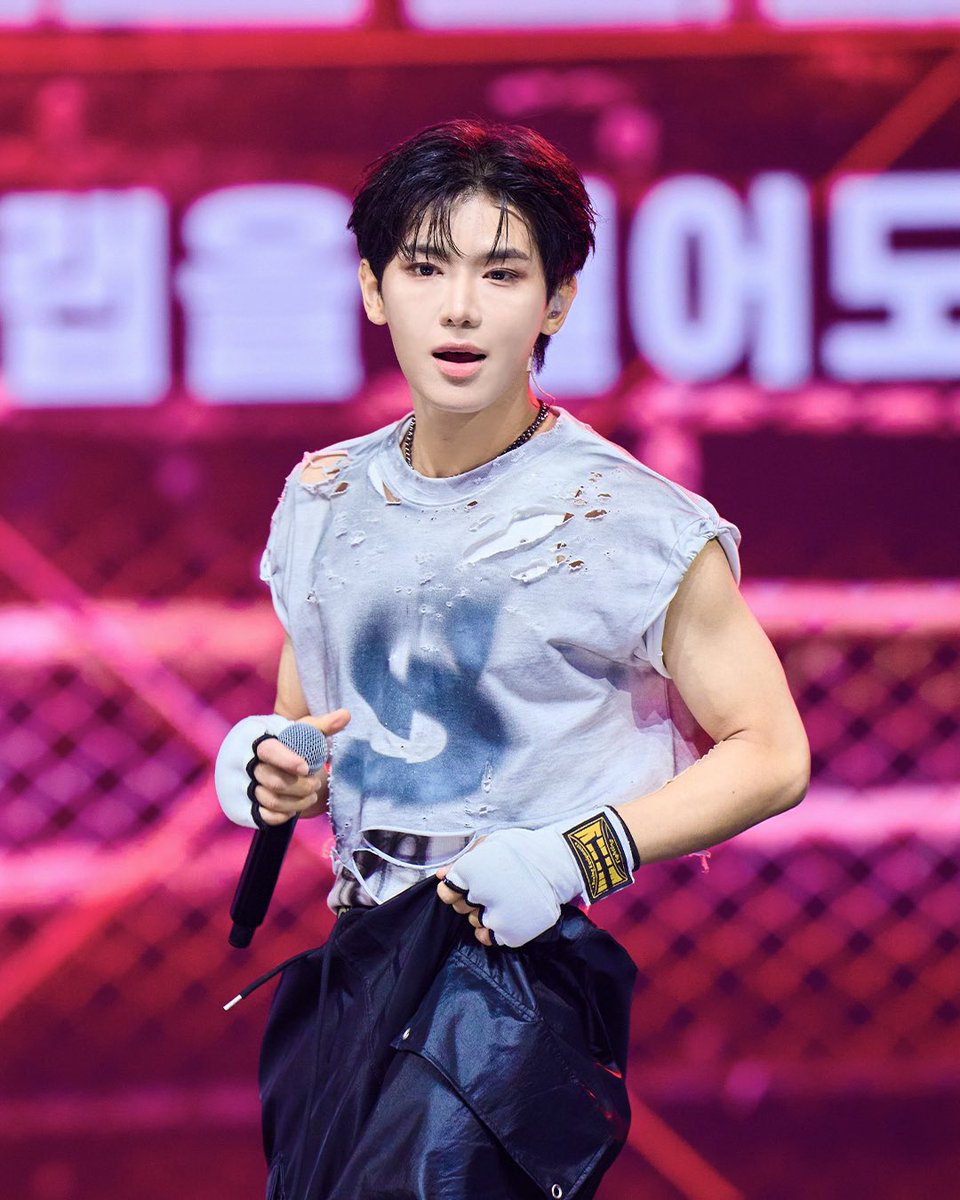 _dawn_dew's tweet photo. 눈물이 주르륵….
너무 수고 많았구 
오빠덕에 하루하루가 행복했어! 
보고싶고… 오빠 무대 보고 오빠를 봤던게
꿈같고 그래 ㅠㅠ 
꼭 데뷔까지 함께하자!!! 사랑해 ♥ https://t.co/50J48JYVce