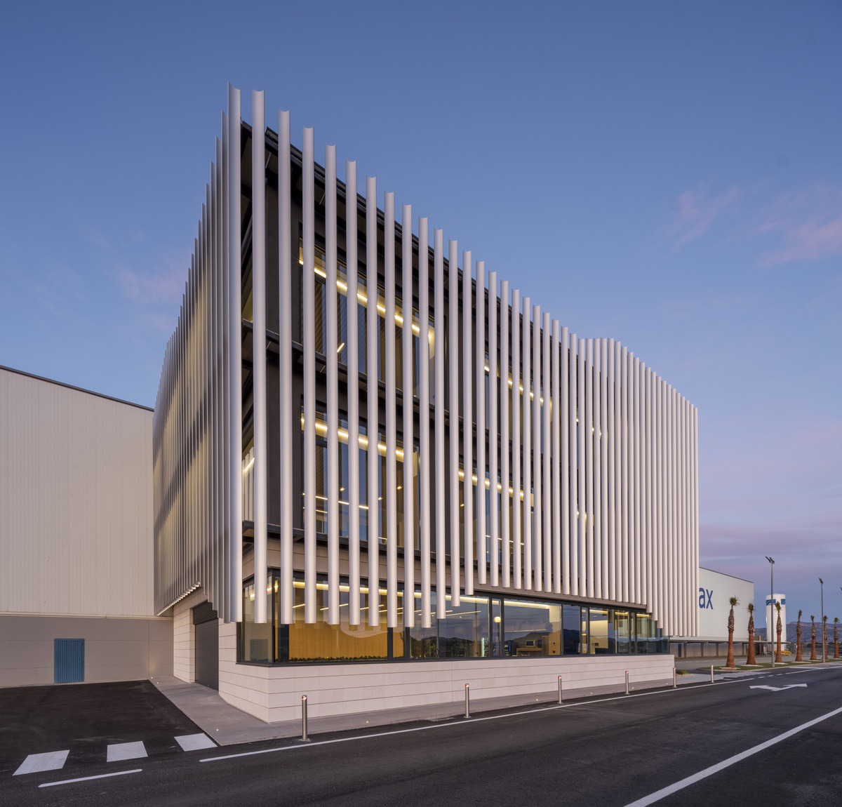 ConstruNewsX's tweet image. ⭕️La nueva sede de Extrusax: #aluminio, #biofilia y eficiencia en un edificio corporativo 🔗 construnews.com/arquitectura/s…🔹 El Dato: La obra, con 990 m² de superficie construida, se ejecutó en 21 meses e integra 107 lamas de #aluminio de hasta 12 metros.