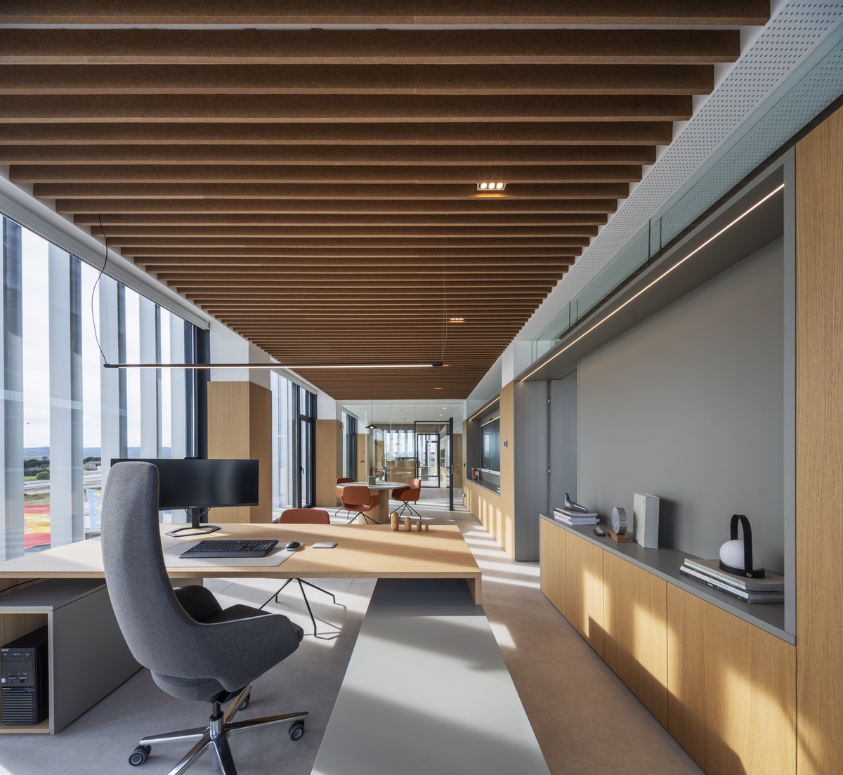 ConstruNewsX's tweet image. ⭕️La nueva sede de Extrusax: #aluminio, #biofilia y eficiencia en un edificio corporativo 🔗 construnews.com/arquitectura/s…🔹 El Dato: La obra, con 990 m² de superficie construida, se ejecutó en 21 meses e integra 107 lamas de #aluminio de hasta 12 metros.