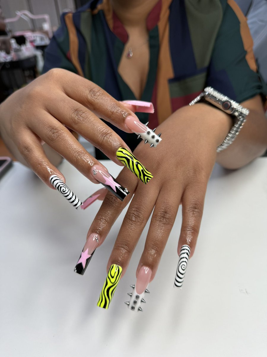 _kiiiy's tweet photo. does your nail tech love you? https://t.co/QYboxl5O9C