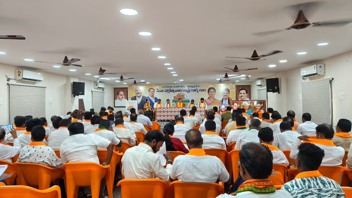iammsrkraju's tweet image. ఈ రోజు ప్రియతమ ప్రధాని శ్రీ నరేంద్ర మోదీ గారి 75 వ జన్మదినాన్ని పురస్కరించుకుని సెప్టెంబర్ 17 నుండి అక్టోబర్ 2 వరకు చేపట్టే సేవా పక్షోత్సవాల రాష్ట్ర కార్యశాల లో తూర్పుగోదావరి జిల్లా కార్యక్రమ కన్వీనర్ గా హాజరుకావడం కావడం జరిగింది.